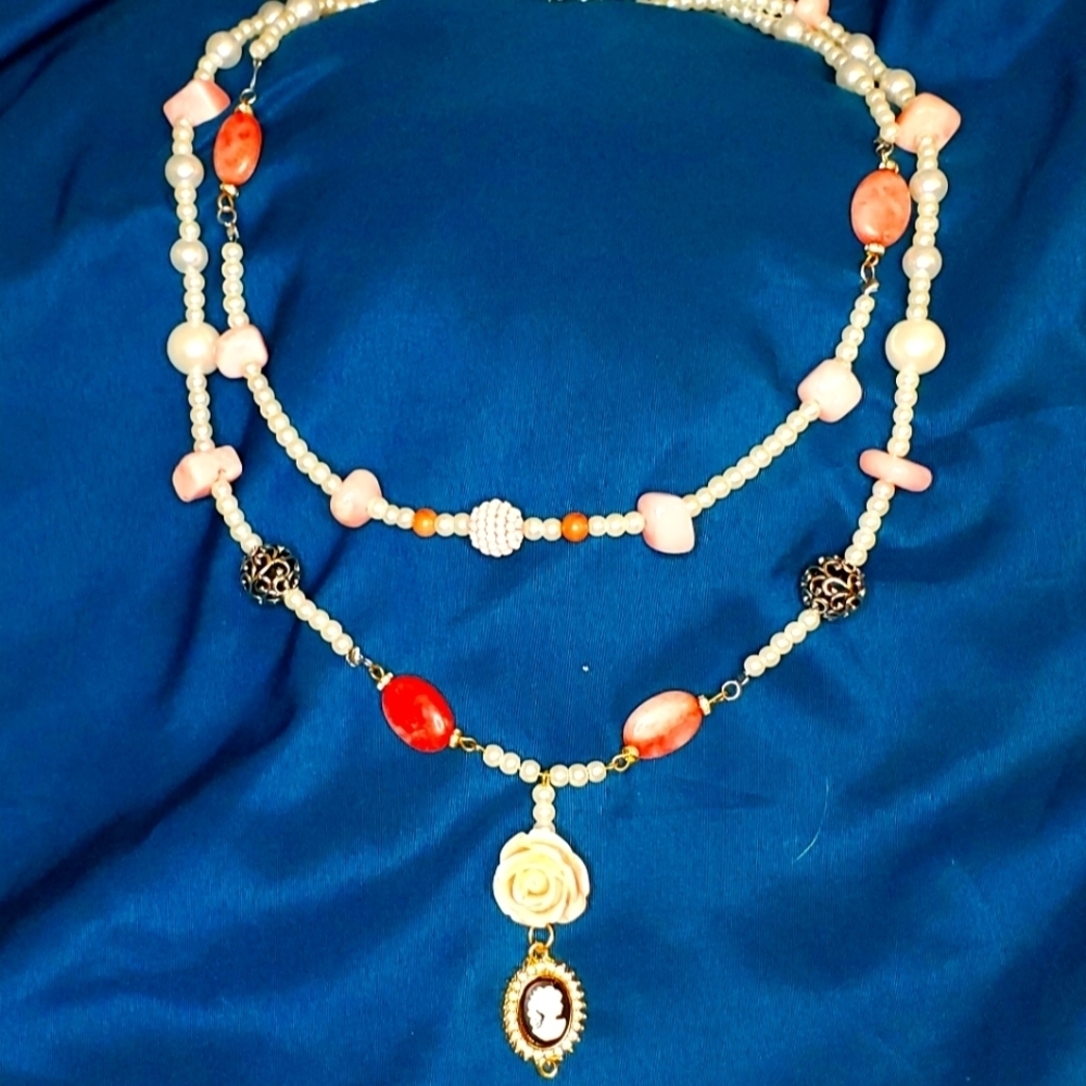 Handmade pearl and pink agate necklace. - Picture 2 of 4